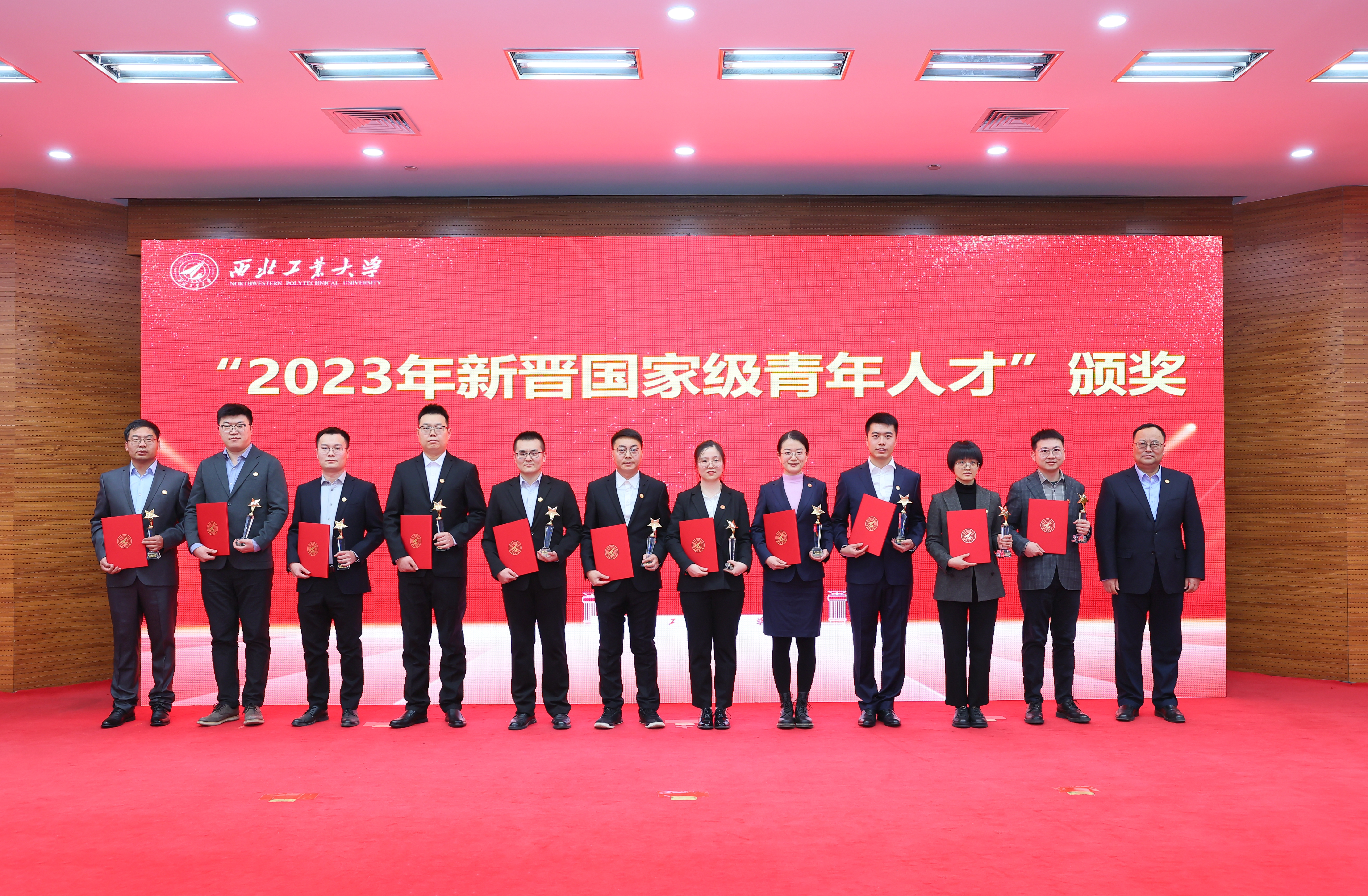 校长宋保维为2023年新晋国家级青年人才颁奖 (3).JPG