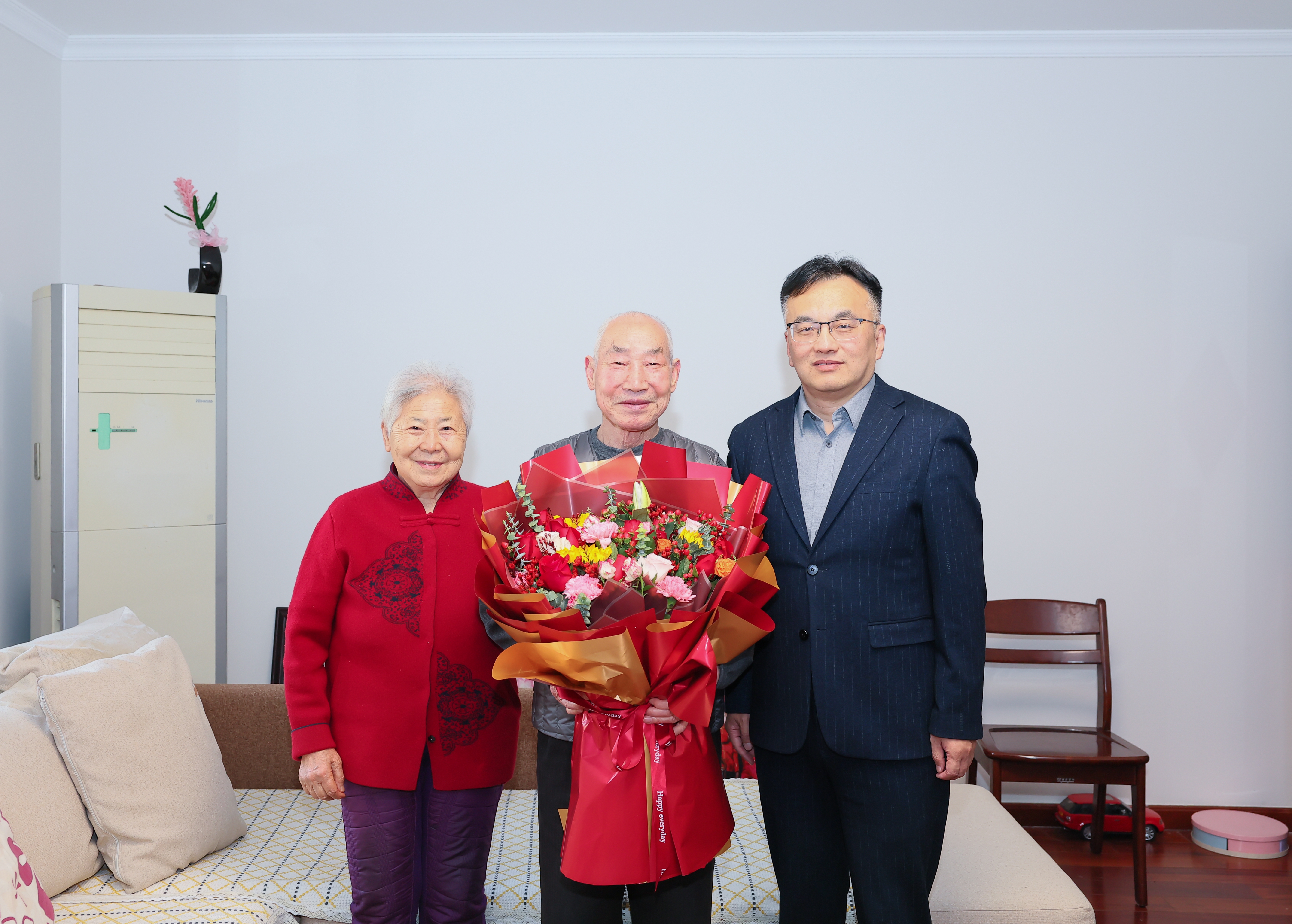 党委副书记、纪委书记吕卫东慰问原纪委书记李应昭 (1).JPG