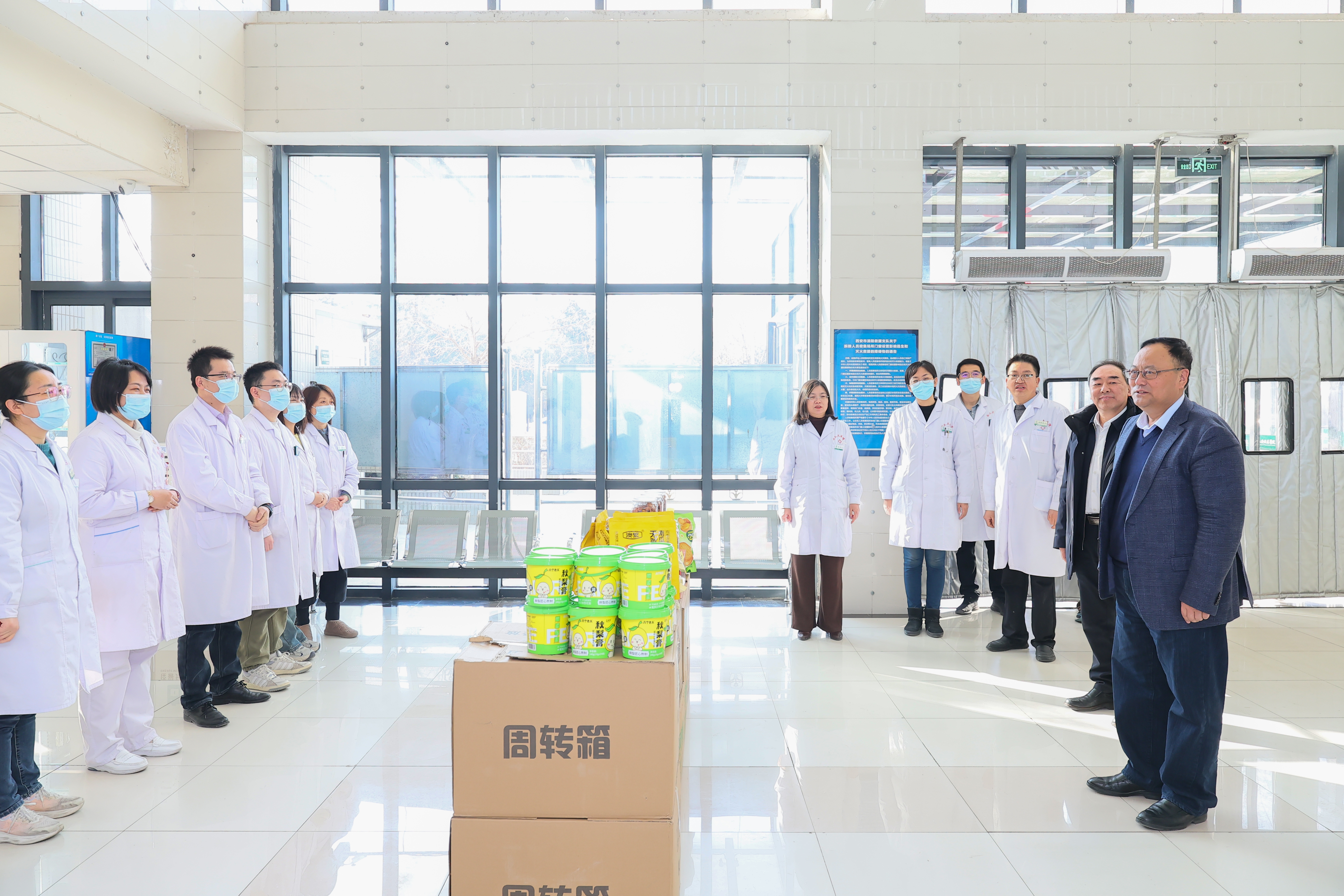 校长 宋保维在校医院慰问医生护士 (1).JPG