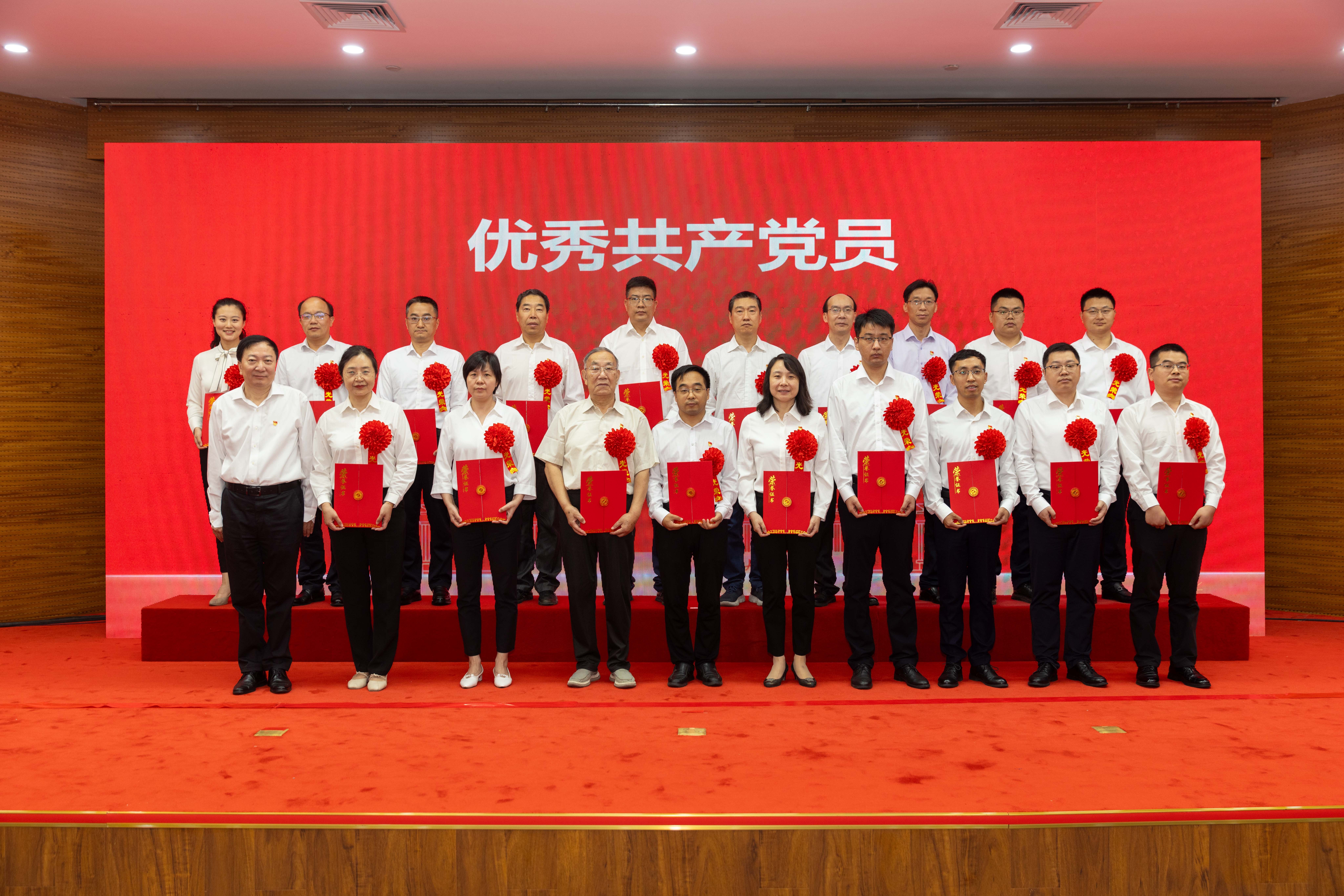 20240701伟德国际1949官方网站“七一”表彰大会优秀共产党员1——司哲摄.jpg 20240701伟德国际1949官方网站“七一”表彰大会优秀共产党员1——司哲摄.jpg