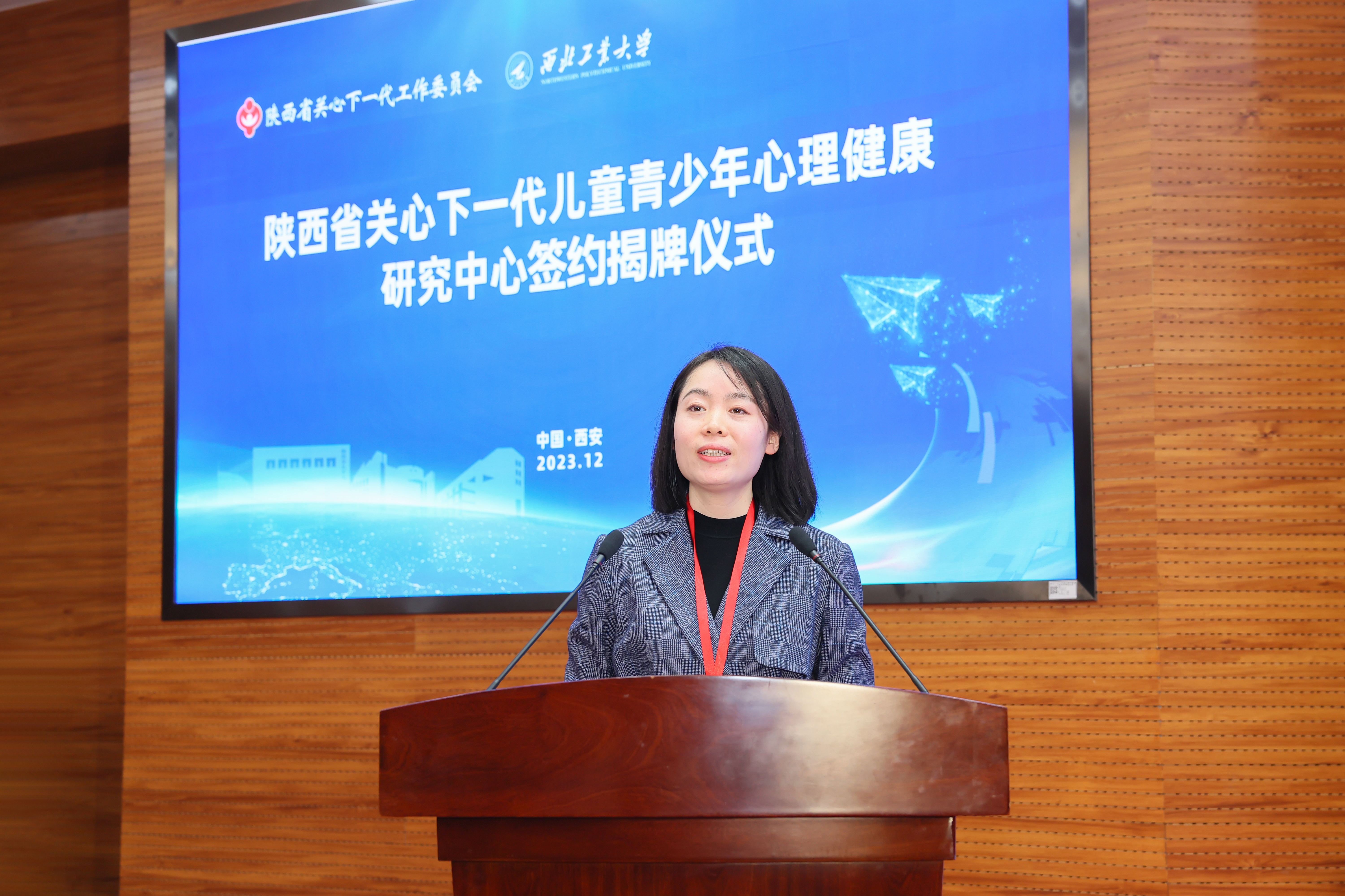 图9研究中心工作班子执行副主任、伟德国际1949官方网站医院心理科主任席敏汇报研究中心工作情况.JPG 图9研究中心工作班子执行副主任、伟德国际1949官方网站医院心理科主任席敏汇报研究中心工作情况.JPG