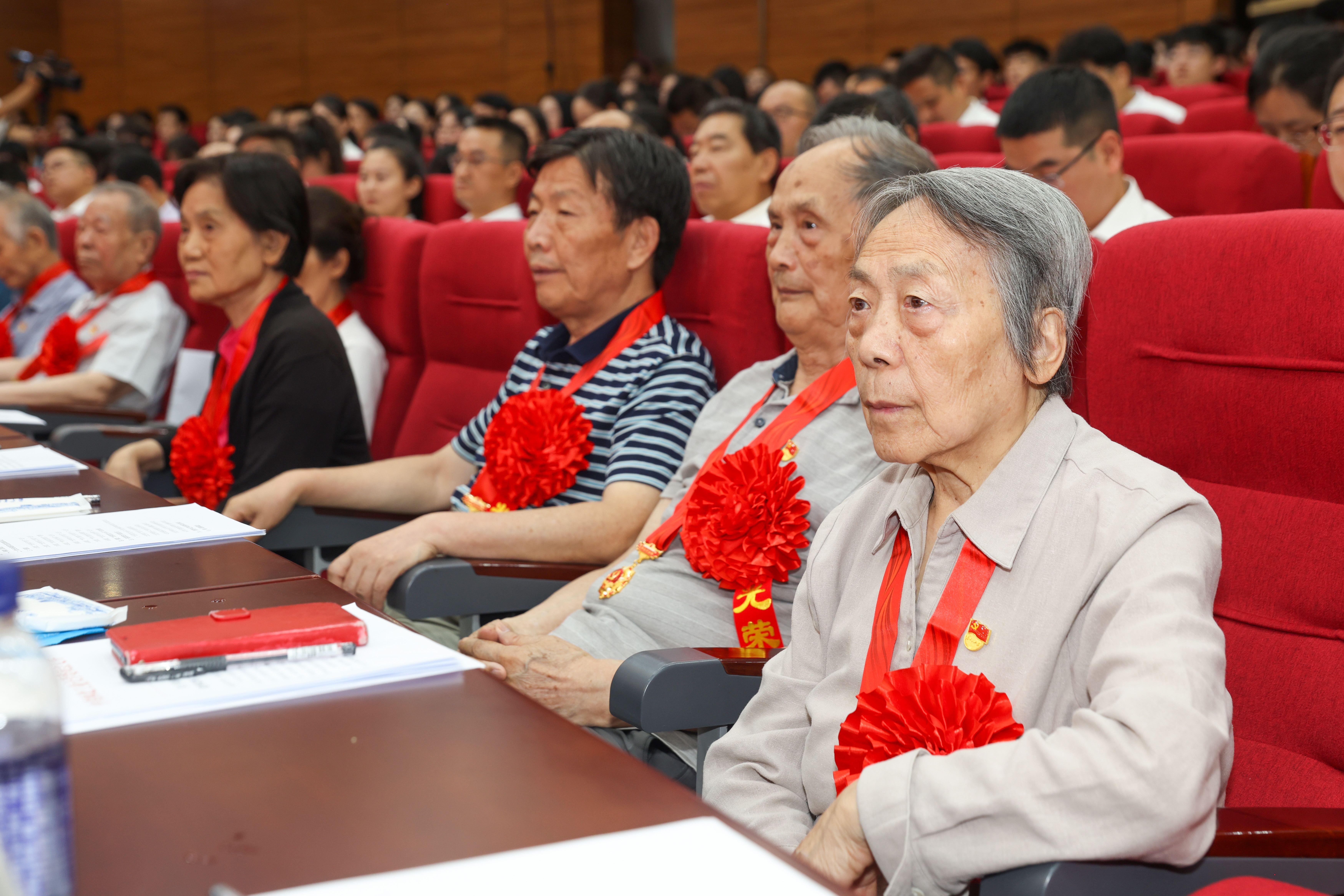 20240701伟德国际1949官方网站“七一”表彰大会光荣在党50年5——司哲摄.jpg undefined