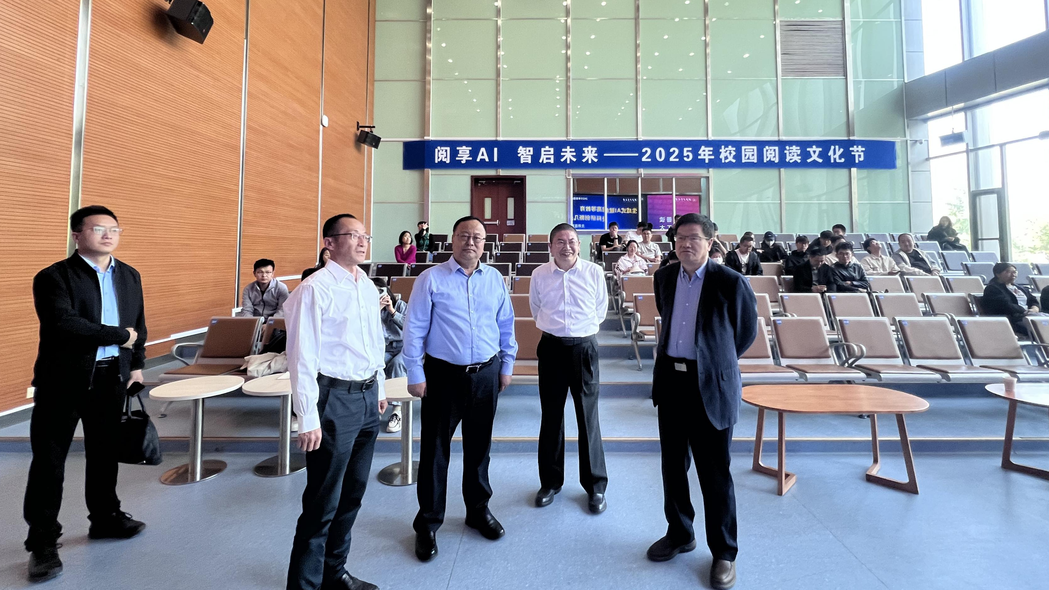 宋校长参观一楼报告厅.png