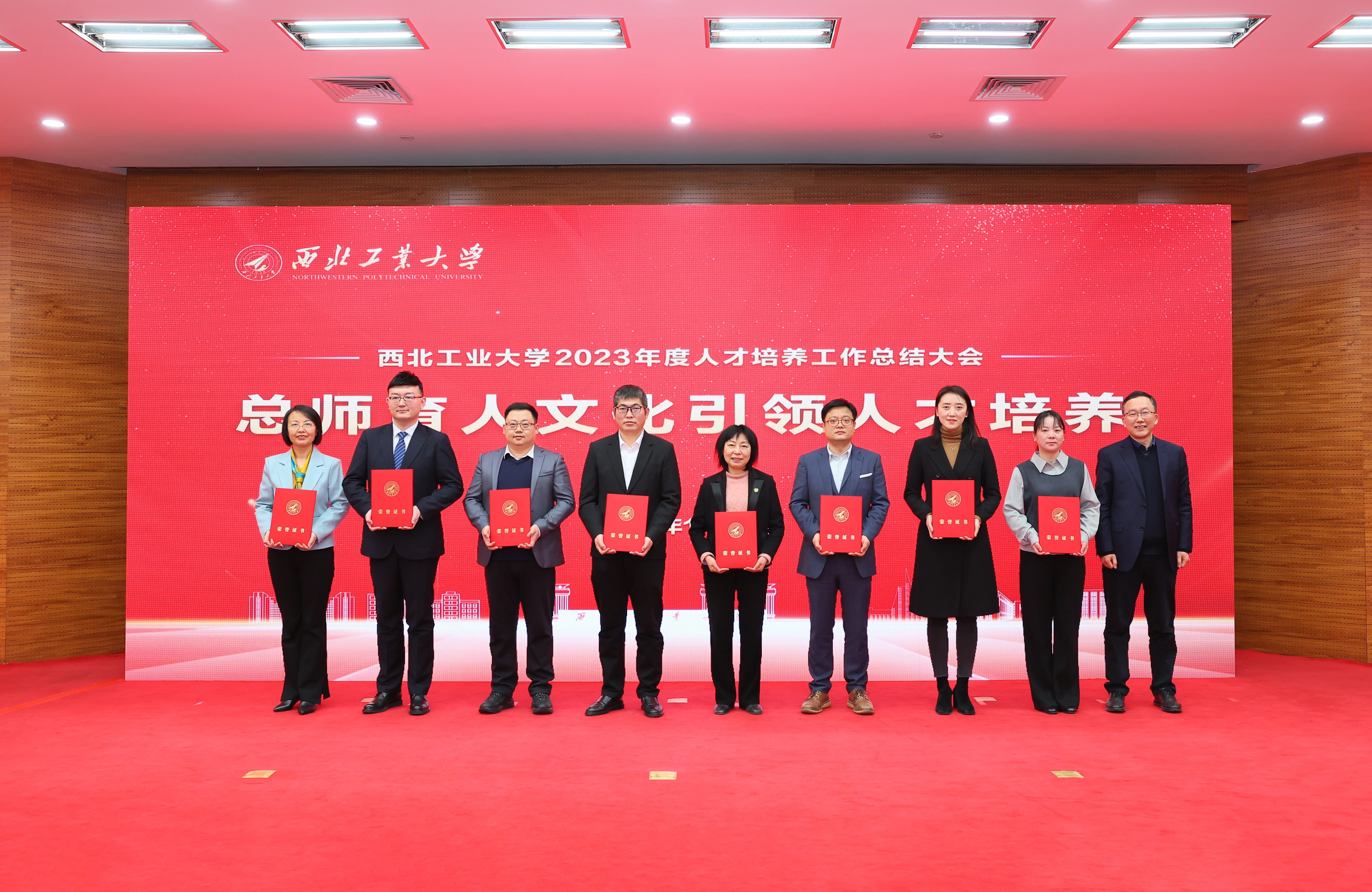 副校长张卫红为2023年度获奖教师和学生代表颁奖.JPG undefined