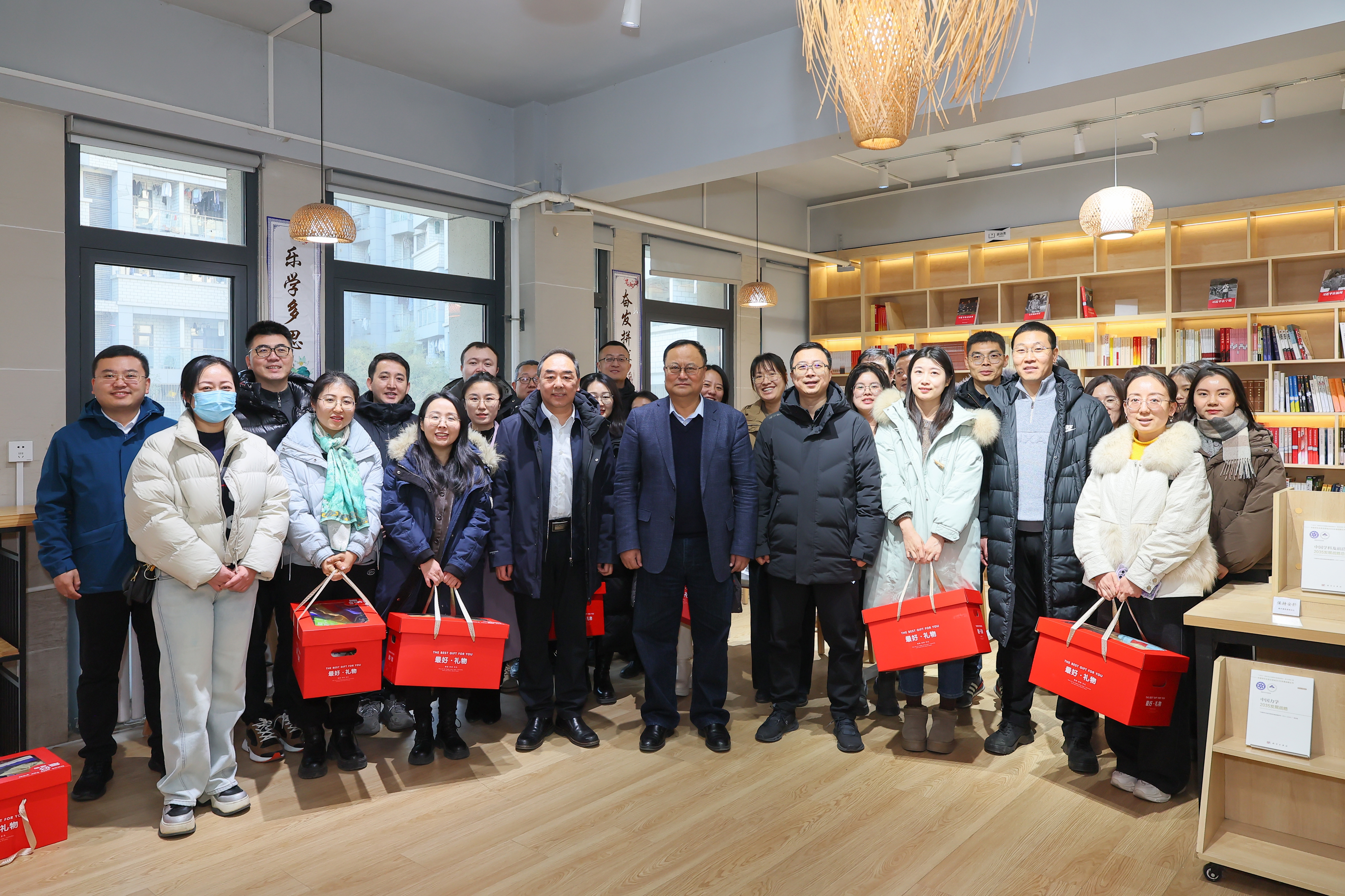 校长 宋保维在海天苑宿舍,慰问学工部及留校学生 (12).JPG