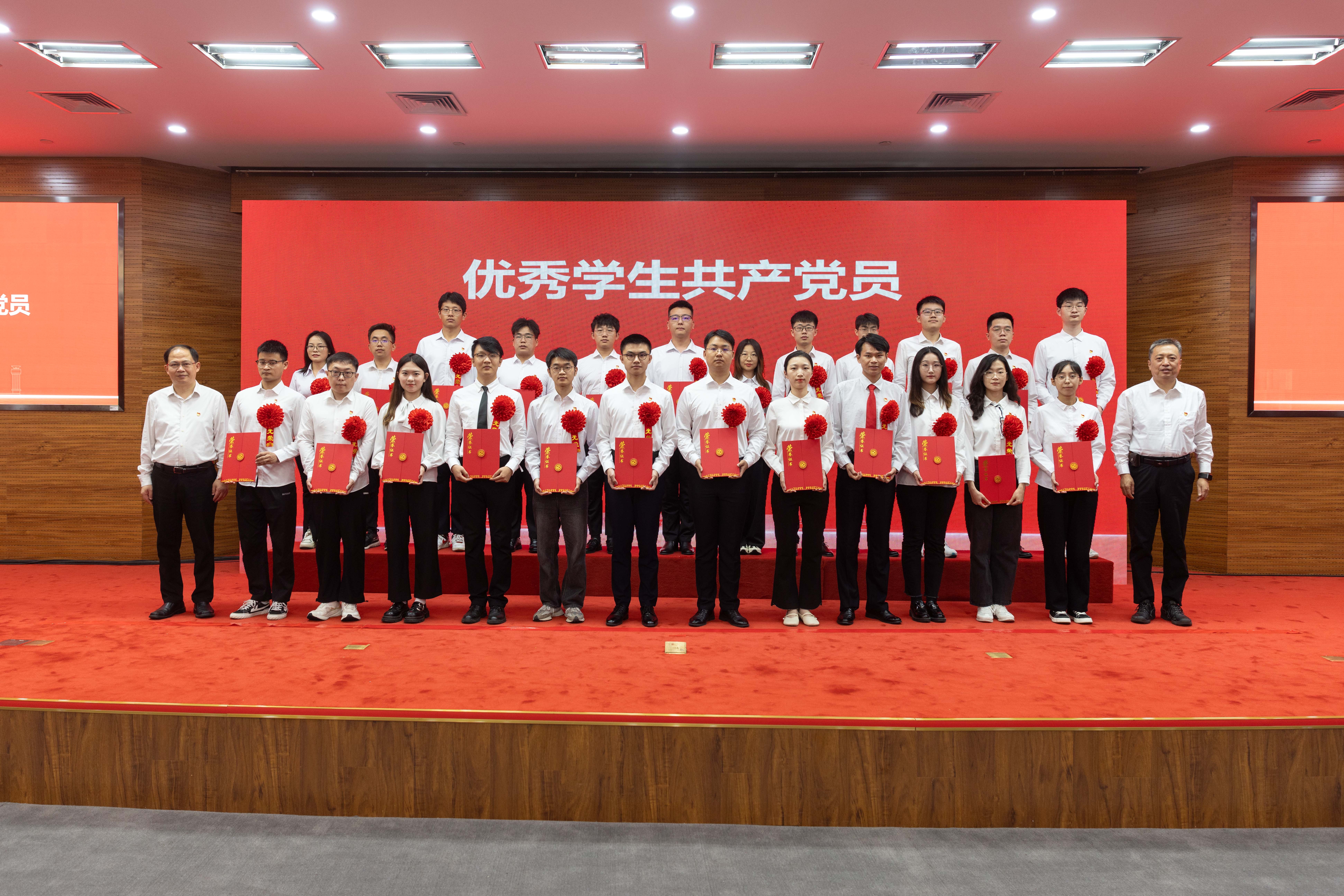 侯校长.jpg 侯校长.jpg