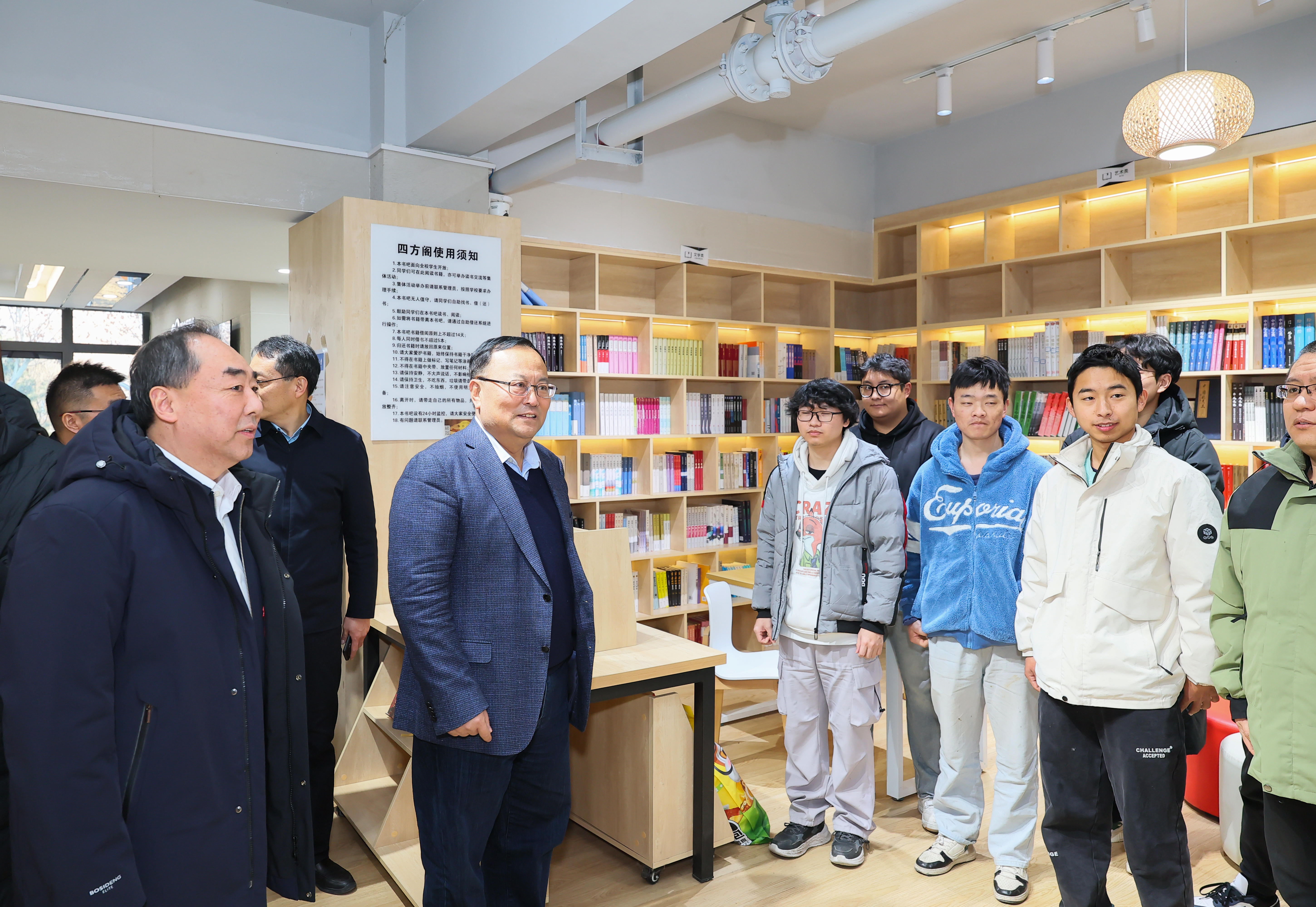 校长 宋保维在海天苑宿舍,慰问学工部及留校学生 (2).JPG