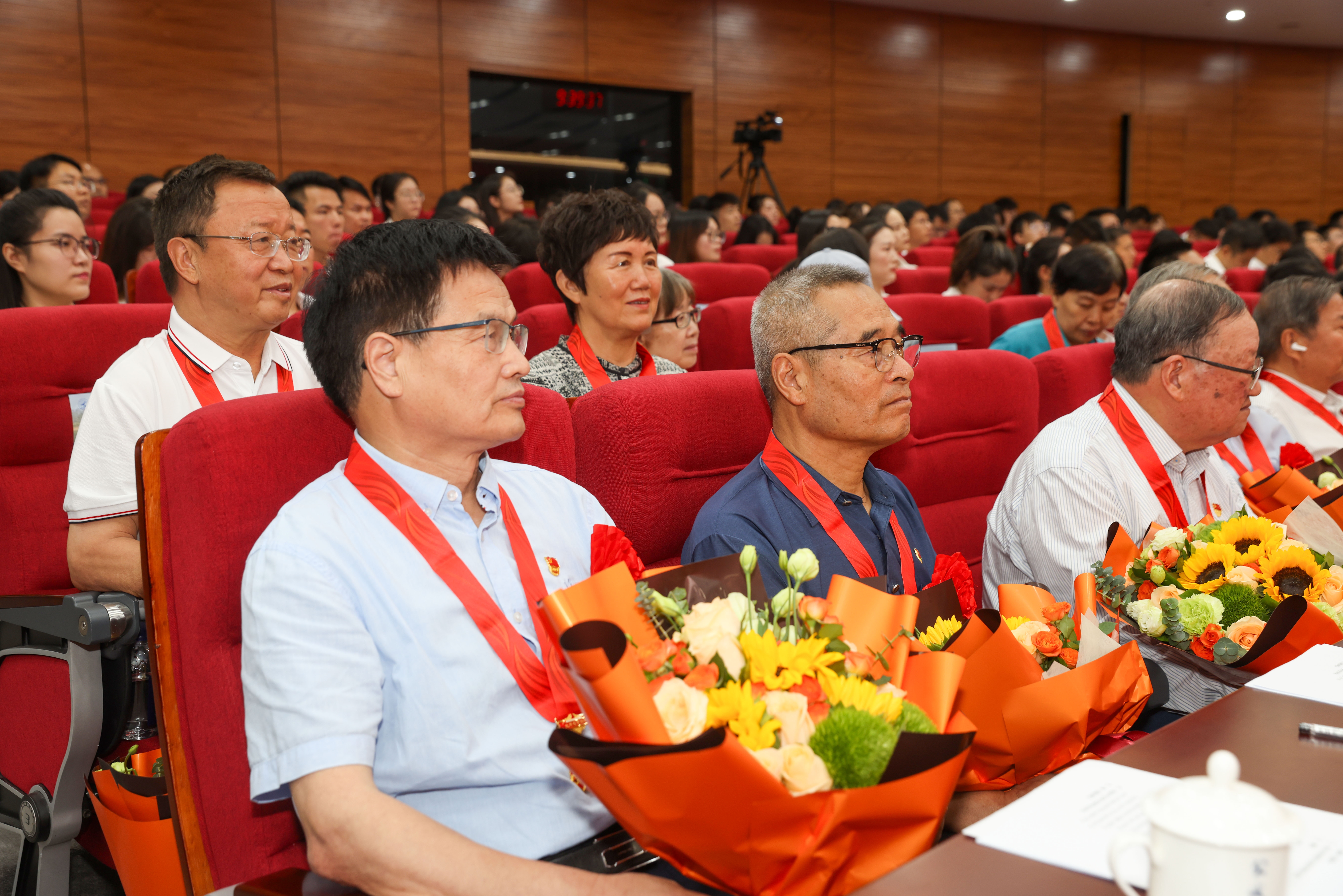 20240701伟德国际1949官方网站“七一”表彰大会光荣在党50年6——司哲摄.jpg 20240701伟德国际1949官方网站“七一”表彰大会光荣在党50年6——司哲摄.jpg